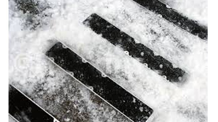 公交车车厢贴防滑富联注册，方便乘客雪天安全上下车