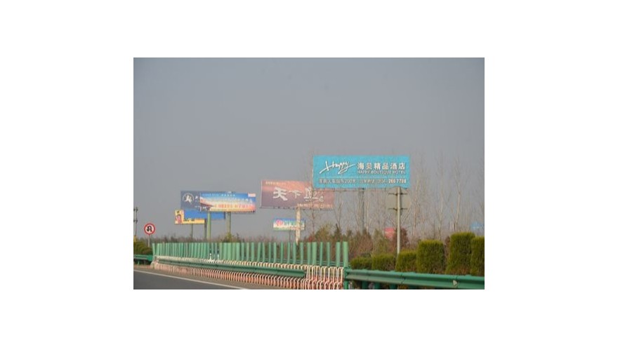 高速公路上的标识牌要用几级反光膜？反光系数超标准200%【深圳富联】